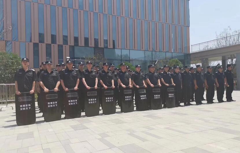 漢江夢開盤，湖北獵鷹保安公司繼續(xù)維護現(xiàn)場秩序