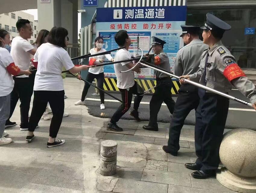 公安分局內(nèi)保大隊、獵鷹保安公司聯(lián)合開展校園反恐防暴演練活動