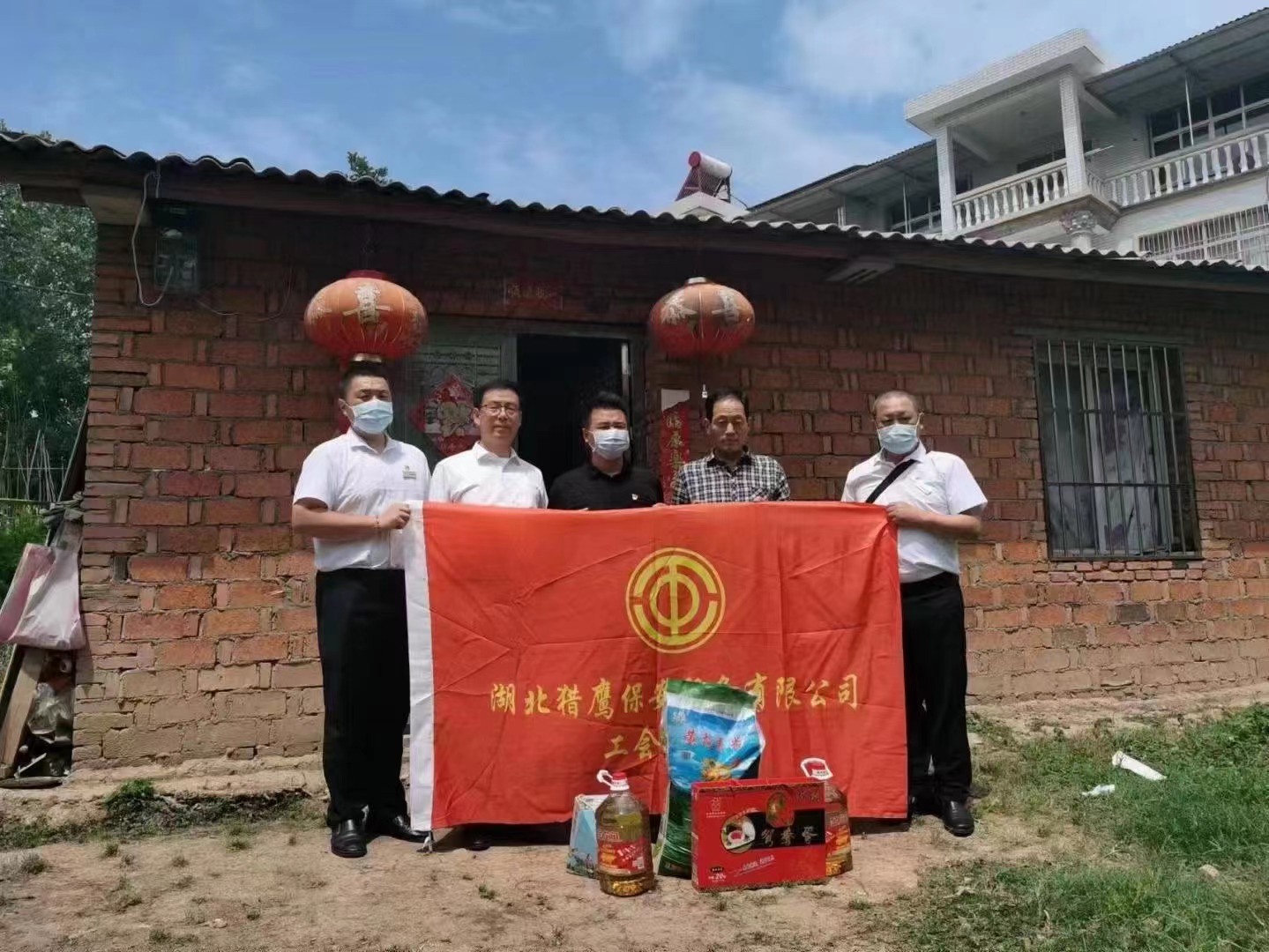 端午節(jié)將至，獵鷹企業(yè)組織員工走進(jìn)鄉(xiāng)村，為老人送去生活物資