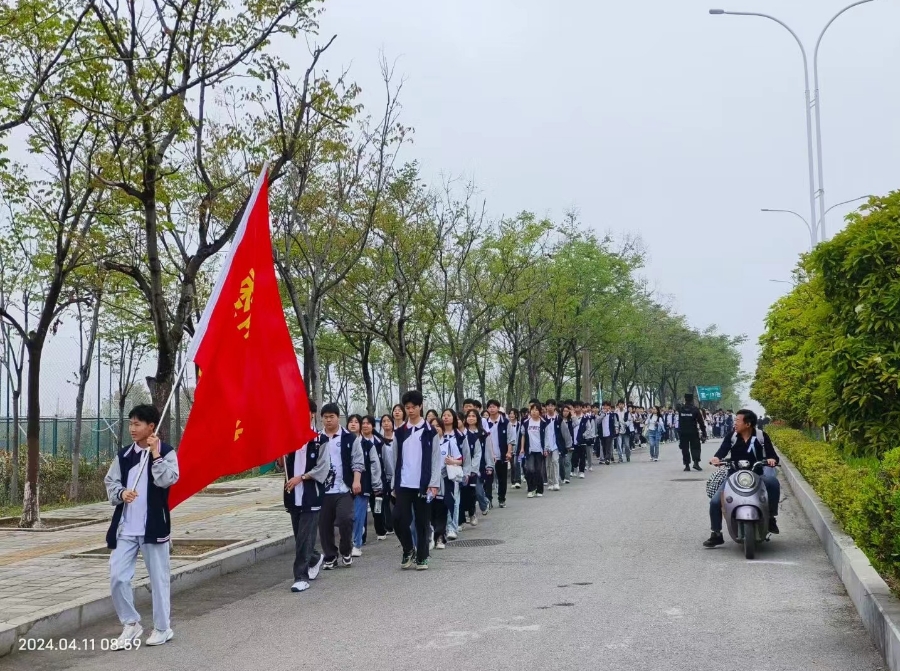 棗陽市師苑高中 春風(fēng)伴研學(xué)，獵鷹保護航。