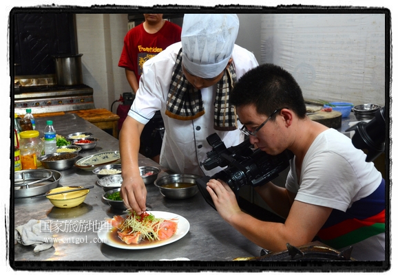 此次攝制組通過拍攝婺源代表名菜糊豆腐、粉蒸肉、荷包紅魚、賽鵝頸及地方小吃清明果、灰汁果、糯米子糕等來詮釋婺源美食經(jīng)典，展示婺源食文化，打造獨(dú)屬婺源的美食符號。