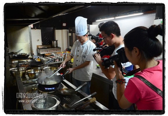 此次攝制組通過拍攝婺源代表名菜糊豆腐、粉蒸肉、荷包紅魚、賽鵝頸及地方小吃清明果、灰汁果、糯米子糕等來詮釋婺源美食經(jīng)典，展示婺源食文化，打造獨(dú)屬婺源的美食符號。