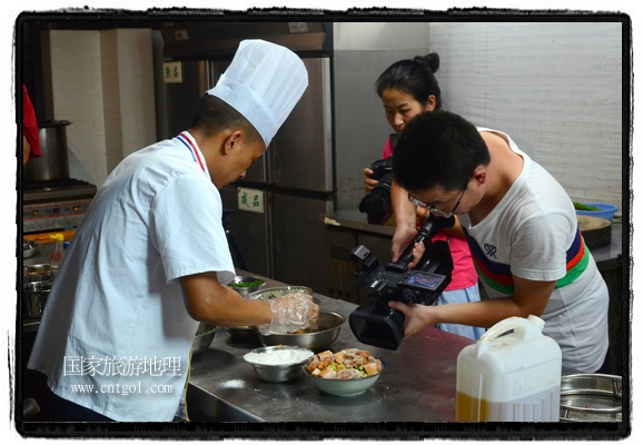 此次攝制組通過拍攝婺源代表名菜糊豆腐、粉蒸肉、荷包紅魚、賽鵝頸及地方小吃清明果、灰汁果、糯米子糕等來詮釋婺源美食經(jīng)典，展示婺源食文化，打造獨(dú)屬婺源的美食符號。