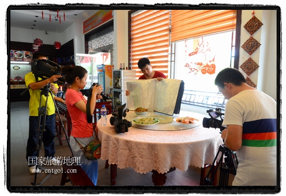 此次攝制組通過拍攝婺源代表名菜糊豆腐、粉蒸肉、荷包紅魚、賽鵝頸及地方小吃清明果、灰汁果、糯米子糕等來詮釋婺源美食經(jīng)典，展示婺源食文化，打造獨(dú)屬婺源的美食符號。