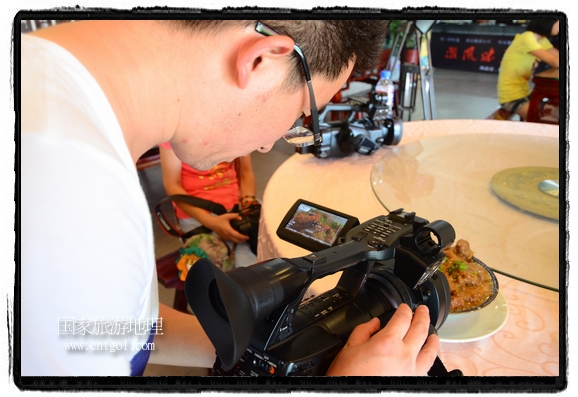 此次攝制組通過拍攝婺源代表名菜糊豆腐、粉蒸肉、荷包紅魚、賽鵝頸及地方小吃清明果、灰汁果、糯米子糕等來詮釋婺源美食經(jīng)典，展示婺源食文化，打造獨(dú)屬婺源的美食符號。