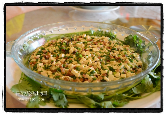 此次攝制組通過拍攝婺源代表名菜糊豆腐、粉蒸肉、荷包紅魚、賽鵝頸及地方小吃清明果、灰汁果、糯米子糕等來詮釋婺源美食經(jīng)典，展示婺源食文化，打造獨(dú)屬婺源的美食符號。