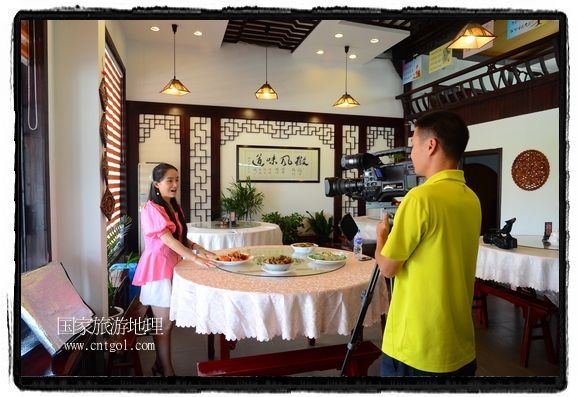 此次攝制組通過拍攝婺源代表名菜糊豆腐、粉蒸肉、荷包紅魚、賽鵝頸及地方小吃清明果、灰汁果、糯米子糕等來詮釋婺源美食經(jīng)典，展示婺源食文化，打造獨(dú)屬婺源的美食符號。