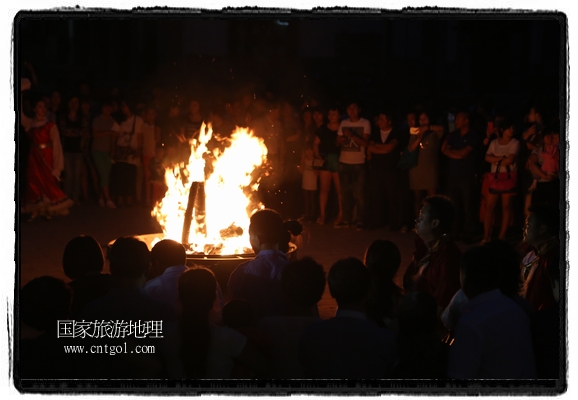 甘肅平?jīng)鍪嗅轻脊沛?zhèn)舉辦了篝火晚會(huì)，1000余名市民參與其中，大家載歌載舞，在歡快熱鬧的氣氛中為每一位父親送祝福。父親節(jié)（Father's Day），顧名思義是感恩父親的節(jié)日。約始于二十世紀(jì)初，起源于美國，現(xiàn)已廣泛流傳于世界各地，節(jié)日日期因地域而存在差異。