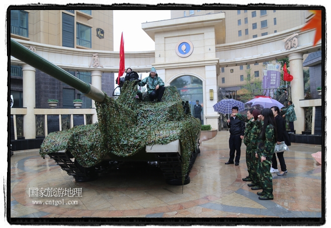 小區(qū)突然出現(xiàn)“飛機(jī)坦克”，其中殲15艦載戰(zhàn)斗機(jī)一架、99式主戰(zhàn)坦克一輛、武直-10武裝直升機(jī)一架，吸引了眾多市民雨中圍觀、合影。