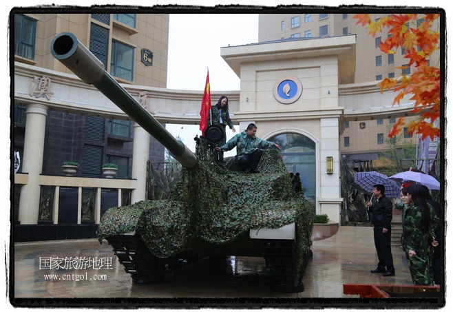 小區(qū)突然出現(xiàn)“飛機(jī)坦克”，其中殲15艦載戰(zhàn)斗機(jī)一架、99式主戰(zhàn)坦克一輛、武直-10武裝直升機(jī)一架，吸引了眾多市民雨中圍觀、合影。