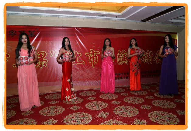 甘肅平?jīng)觯好铨g妹子表演T臺(tái)秀 不秀身材秀“金果”(圖)