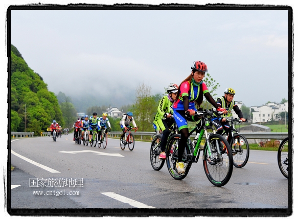 來自江西、安徽、浙江、福建等省市近千名選手參加了比賽，婺源賽道沿途的秀美風(fēng)光和徽派古村落，給參賽選手留下美好的印象。